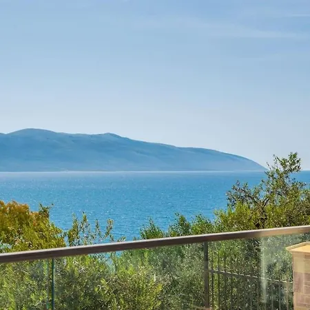 Apartment Exclusive Seafront 3 *
