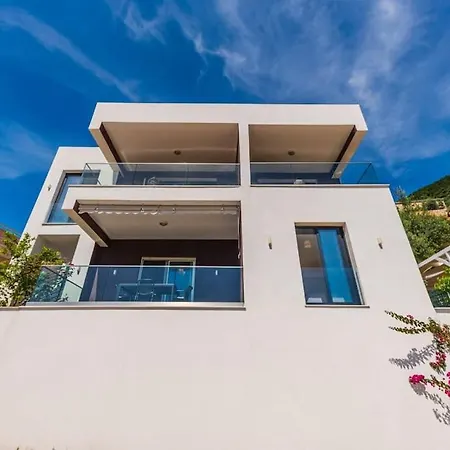 Exclusive Seafront 3 Apartment *